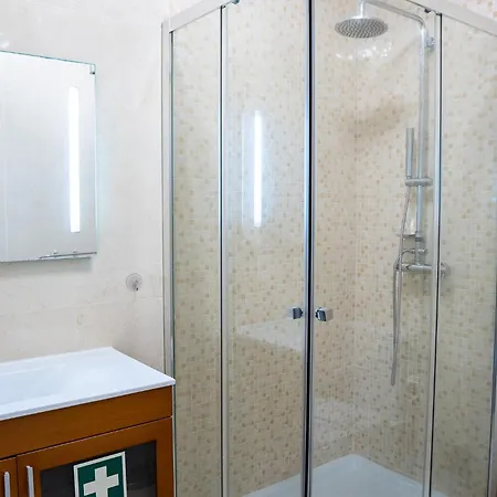 Mosca - 4 Bedrooms & Bbq, Hébergement de vacances *